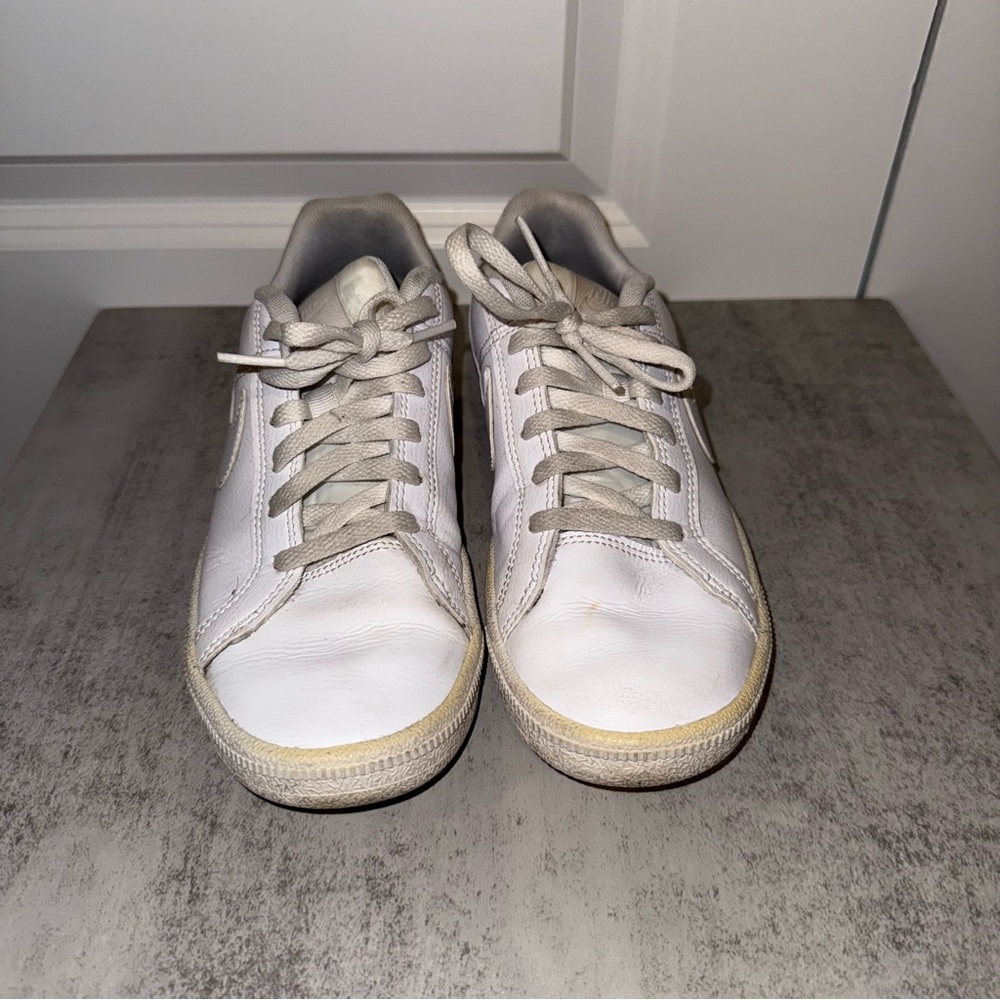 Used White Nike Size 4.5Y